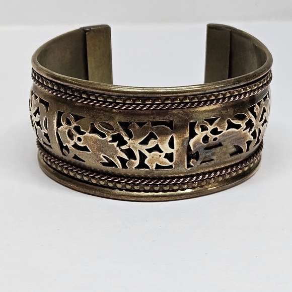 VINTAGE Pierced Metal Filigree Cuff Bracelet Made in India - Picture 7 of 8